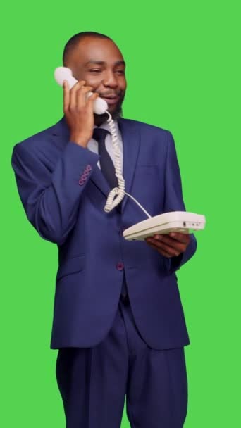 Vídeo Vertical Vista Frontal Homem Afro Americano Usando Telefone Fixo — Vídeo de Stock