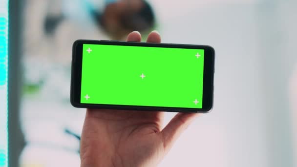 Vídeo Vertical Jovem Funcionário Usando Celular Com Tela Verde Mostrando — Vídeo de Stock