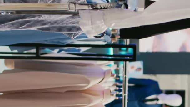 垂直录像 为现代人和客户提供的空服装店 在时尚精品店提供服装的商业活动 商场里最新流行的休闲装系列 — 图库视频影像
