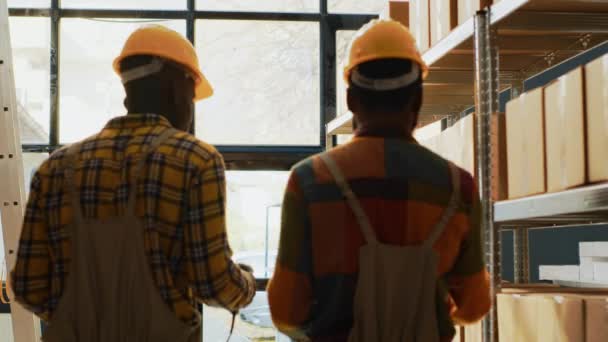 Dua Karyawan Laki Laki Bekerja Pada Logistik Depot Dengan Scanner — Stok Video