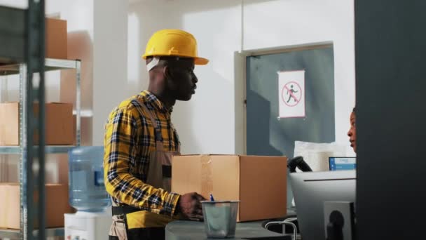 年轻人使用从储藏室库存中提取的纸板包装 在箱子中处理货物供应 准备运输和装运产品的工人 质量控制 — 图库视频影像