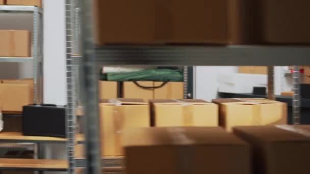 一组工作人员打开库存物品的包装箱 检查库房内的商品物流 在分销管理 航运方面工作的亚洲年轻人和企业主 — 图库视频影像