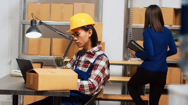 Young Man Analyzing Products Boxes Shipment Checking Warehouse Stock Distribution — Stock Photo, Image