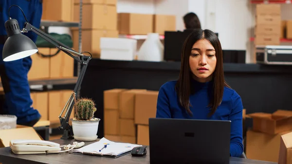 Asian Person Trying Improve Orders Quality Laptop Checking Products Stock — Stock Photo, Image