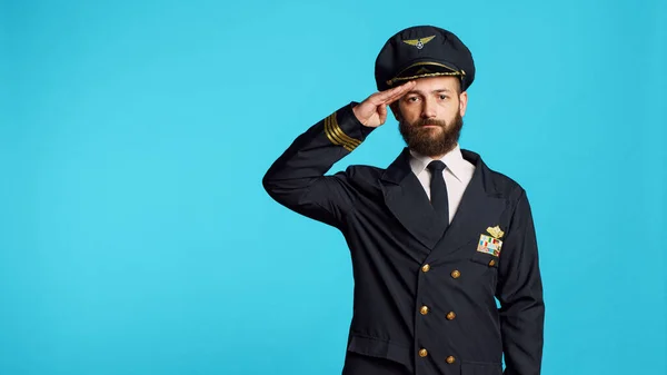 Modèle Masculin Portant Uniforme Pilote Chapeau Caméra Ayant Une Occupation — Photo