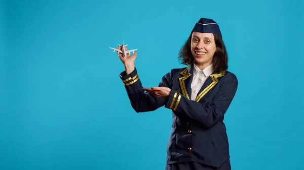 Professionelle Stewardess Präsentiert Miniatur Spielzeugflugzeug Und Freut Sich Über Fliegenden — Stockfoto