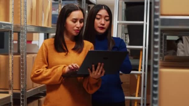Γυναίκες Υπάλληλοι Που Εξετάζουν Την Εφοδιαστική Στο Laptop Εργάζονται Τον — Αρχείο Βίντεο