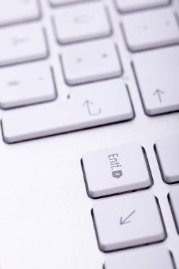 Beyaz alüminyum klavye yakın plan. Teknoloji ve iletişim