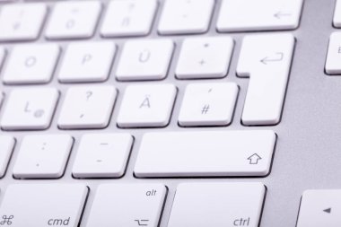 Beyaz alüminyum klavye yakın plan. Teknoloji ve iletişim