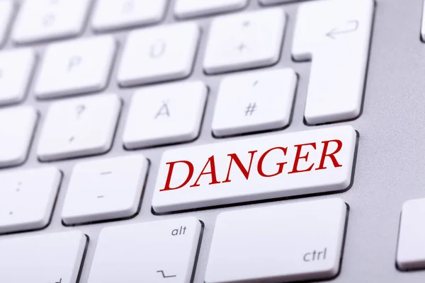 High End Aluminium Tastatur Mit Gefahrenwort Rot Darauf Gefahr Und — Stockfoto