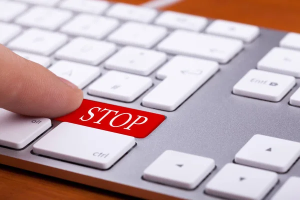 Палец Нажимает Красную Кнопку Остановки Современной Клавиатуре Опасность Веб Контент — стоковое фото