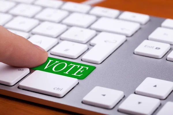 Δάχτυλο Πάτημα Ψηφοφορία Πράσινο Κουμπί Στο Πληκτρολόγιο Απευθείας Σύνδεση Εκλογές — Φωτογραφία Αρχείου