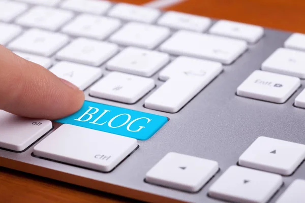Finger Drücken Auf Blog Taste Auf Der Tastatur Online Schreiben — Stockfoto