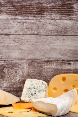 Sağlıklı gıda. Beyaz ahşap zemin üzerinde peynir Differet türü.