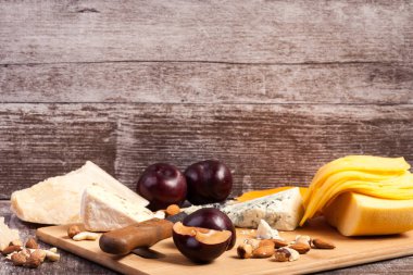 Ahşap arka planda gurme peynir aperatifi. Lezzetli atıştırmalıklar