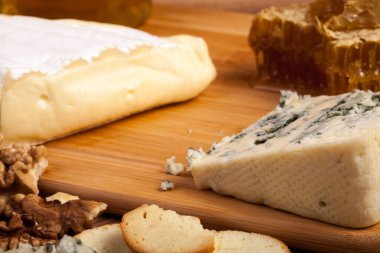 Ahşap arka planda peynir aperatifi. Kırsal yiyecekler