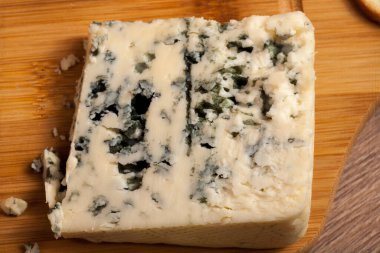 Ahşap arka planda peynir aperatifi. Kırsal yiyecekler