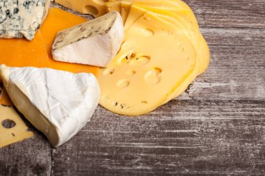 Ahşap arka planda farklı bir peynir türü. Gurme yemek aperatifi