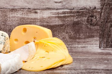 Ahşap arka planda farklı bir peynir türü. Gurme yemek aperatifi