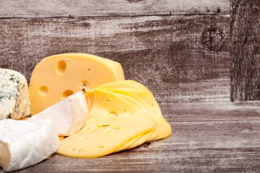 Ahşap arka planda farklı bir peynir türü. Gurme yemek aperatifi
