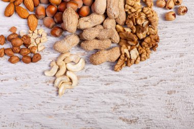 Kurutulmuş meyve ve fındık ahşap arka plan üzerinde. Sağlıklı gıda