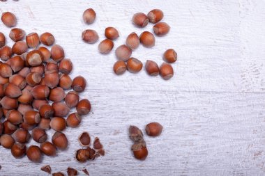 Tahta arka planda fındıklar. Üst görünümde