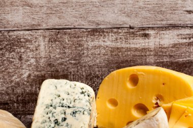 Ahşap arka planda farklı bir peynir türü. Gurme yemek aperatifi