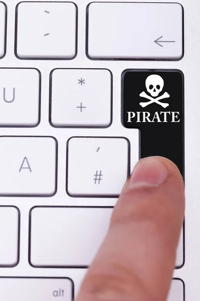 Dedo Presionando Botón Pirata Cráneo Teclado Transferencia Ilegal Datos — Foto de Stock