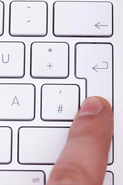 Fingerdruck Auf Die Eingabetaste Auf Der Tastatur Online Surfen — Stockfoto