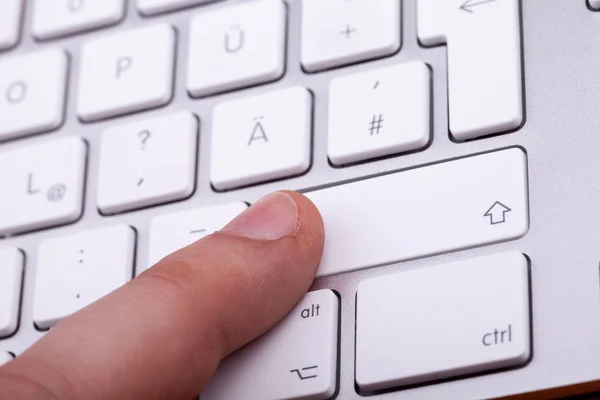 Fingerdruck Auf Die Tastatur Taste Nahaufnahme — Stockfoto