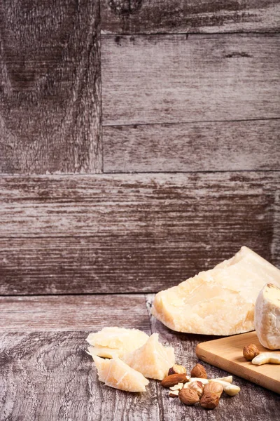 Ahşap Arka Planda Gurme Peynir Aperatifi Lezzetli Atıştırmalıklar — Stok fotoğraf