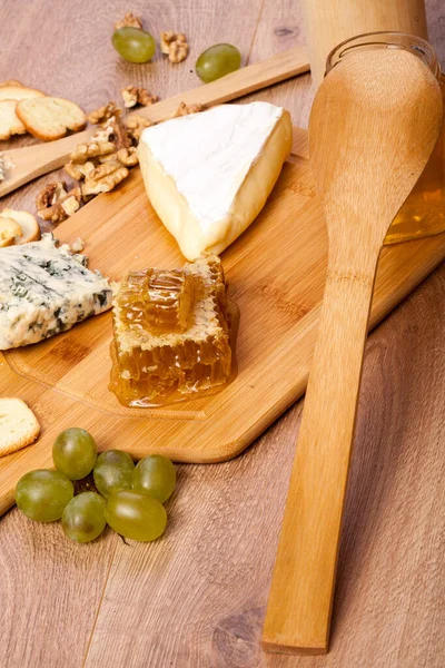 Ahşap Arka Planda Peynir Aperatifi Kırsal Yiyecekler — Stok fotoğraf
