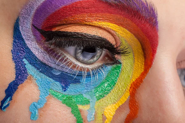 Ojo Con Colores Pulverizados Forma Arco Iris Primer Plano Moda —  Fotos de Stock