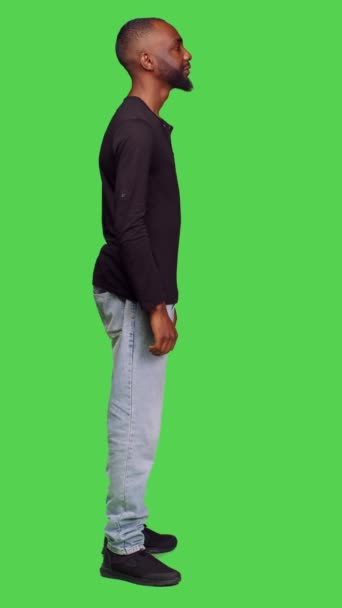 Vídeo Vertical Perfil Afroamericano Sonriendo Estudio Posando Vistiendo Camisa Jeans — Vídeos de Stock