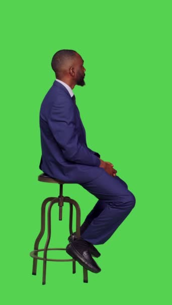 Vidéo Verticale Profil Employé Démarrage Confiant Assis Sur Une Chaise — Video