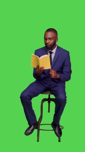 Pionowe Wideo Widok Młodego Biznesmena Siedzącego Krześle Czytającego Książkę Lub — Wideo stockowe