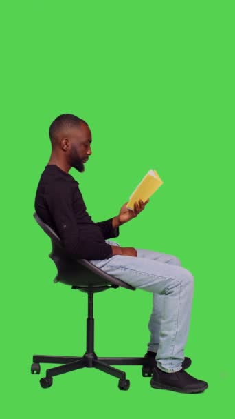 Vídeo Vertical Perfil Una Persona Enfocada Leyendo Libro Cuentos Estudio — Vídeo de stock