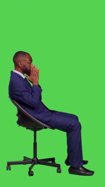 Vídeo Vertical Perfil Empresário Masculino Sentado Cadeira Estúdio Vestindo Terno — Vídeo de Stock