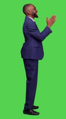 Dikey video: Takım elbiseli gülümseyen girişimci profili kamerada alkışlıyor, el çırpıyor ve stüdyoda tebrik ediyor. Resmi işadamı ayakta alkışlıyor, biri için tezahürat yapıyor..