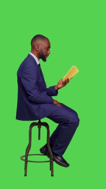 Pionowe Wideo Profil Afrykańskiego Amerykanina Czytającego Powieść Siedzącą Krześle Cieszącego — Wideo stockowe