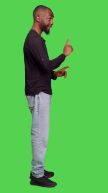 Dikey video: Kendine güvenen bir adamın inkar edip hayır demesi, kameraya negatif jest yapması. Hoşnutsuz erkek model hayal kırıklığı ve hoşnutsuzluk gösteriyor, reddedilme sembolü yapıyor