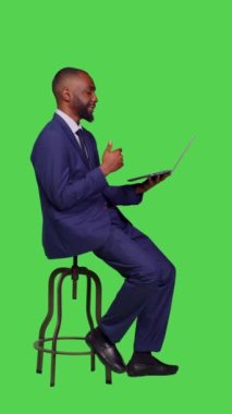 Dikey video: Kameradaki video çağrı iş toplantısına katılan yeni başlayan işçilerin profili, bilgisayarla uzaktan görüntülü konferans sohbetlerinde insanlarla konuşmak için kullanılıyor. Çevrimiçi telekonferansta profesyonel kişi