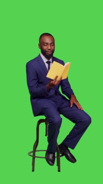 Pionowe Wideo Widok Boku Młodego Biznesmena Siedzącego Krześle Czytającego Książkę — Wideo stockowe