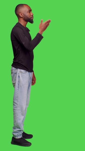 Vertikales Video Profil Eines Afrikanisch Amerikanischen Mannes Der Luftküsse Die — Stockvideo