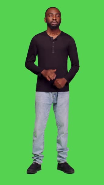 Vídeo Vertical Vista Frontal Homem Afro Americano Impaciente Esperando Estúdio — Vídeo de Stock