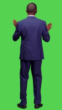 Dikey video: Takım elbiseli gülümseyen girişimcinin kameraya alkış tutması, el çırpması ve stüdyoyu tebrik etmesi. Resmi işadamı ayakta alkışlıyor, alkışlıyor