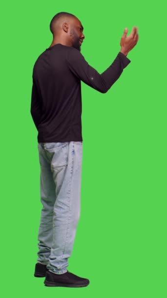 Vertikales Video Profil Eines Selbstbewussten Mannes Der Stumme Zeichen Setzt — Stockvideo