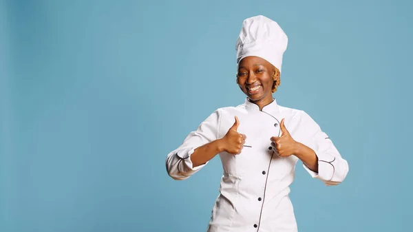 Heyecanlı Pozitif Kadın Kameraya Başparmak Işareti Veriyor Mutfak Önlüğü Takıyor — Stok fotoğraf