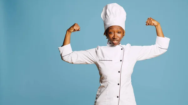 Güçlü Bir Kadın Kamera Karşısında Kaslarını Esneterek Yemek Pişirir Stüdyoda — Stok fotoğraf