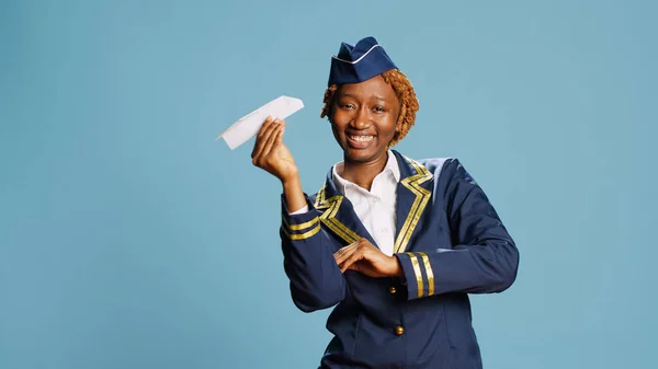 Genç Yetişkin Kamerada Origami Uçağını Gösteriyor Hostes Gibi Giyinmiş Kağıt — Stok fotoğraf